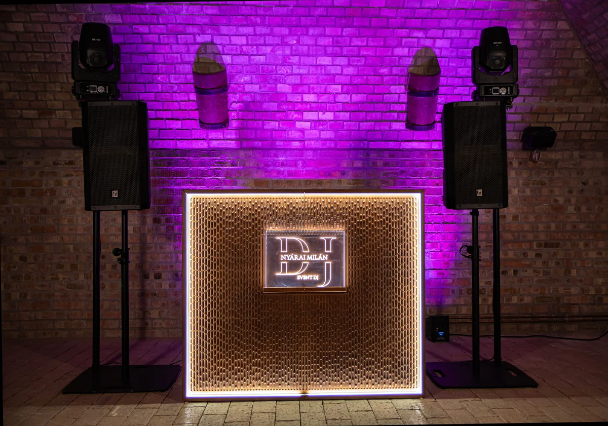 Stereo barna megjelenésű fronttal és ügyféllogóval.