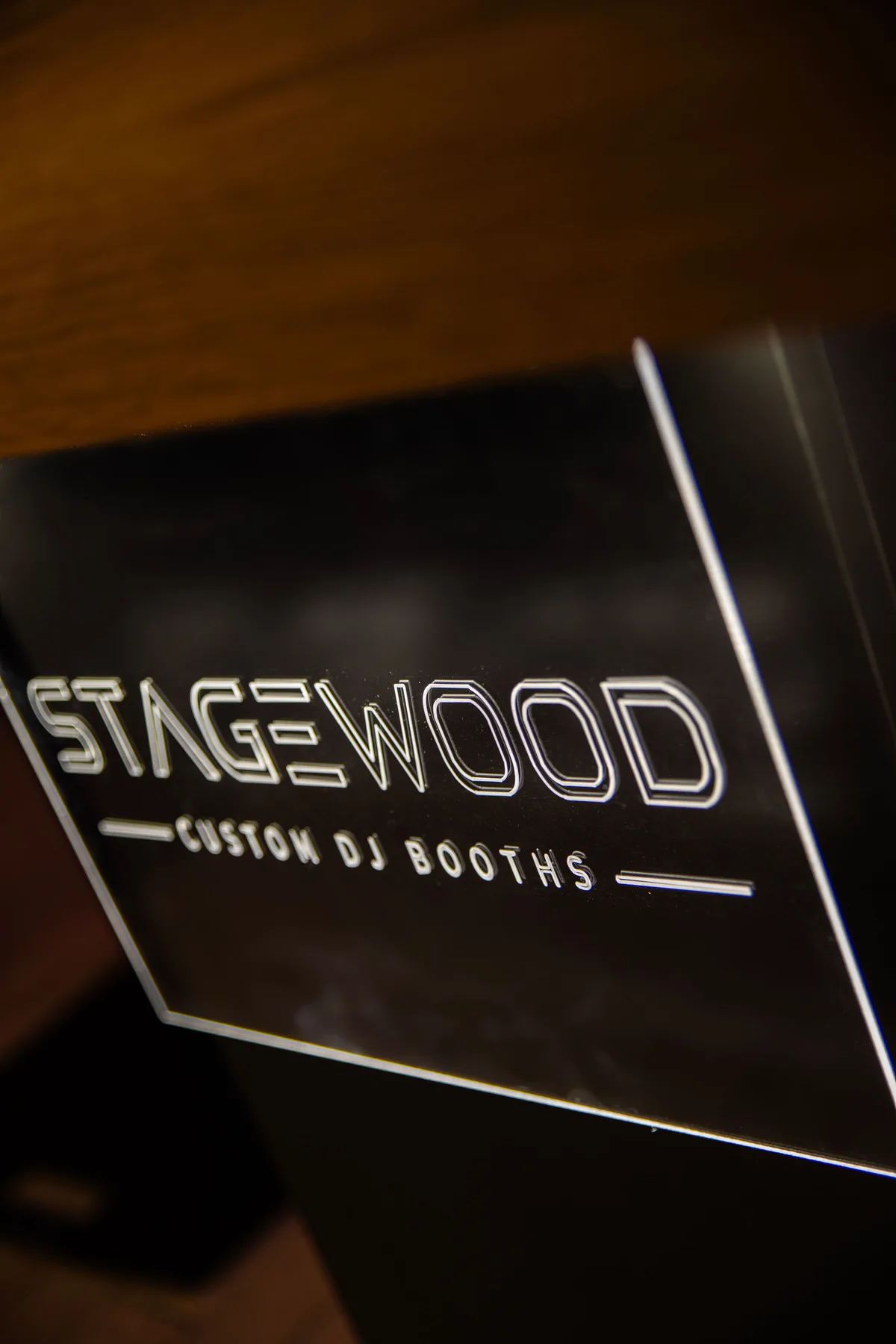 Stagewood logópanel a fa megjelenésű felső rész alatt.